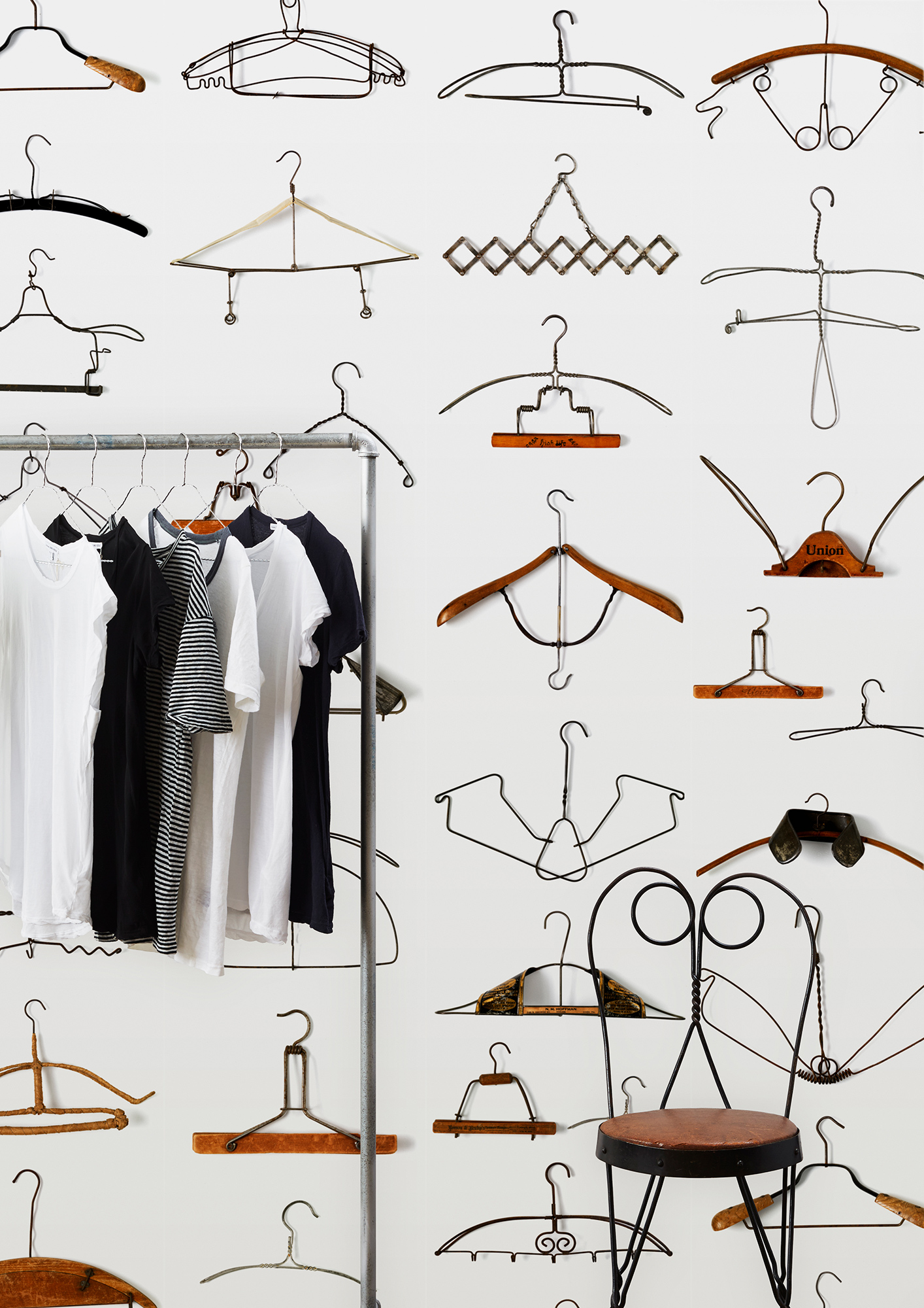 Tapet designer Obsession - Hangers by Daniel Rozensztroch, DRO-02, NLXL, 4.9mp / rola